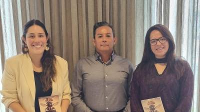 María Olga Escobar, el periodista Javier Franco y Saraí Valladares.