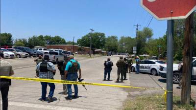 Al menos dos personas murieron este martes y otras trece, todas ellas menores de edad, resultaron heridas por disparos en un tiroteo en una escuela de la localidad de Uvalde (Texas, EE.UU.), a unas 83 millas (133 kilómetros) de San Antonio.