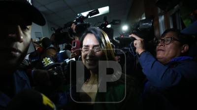 “No por nada me volvieron a elegir como la más votada (...) Me voy a defender donde tiene que ser. Cada peso está justificado”, dijo Cuéllar al llegar y ser abordada por los medios de comunicación. Fotografías: Emilio Flores y Linda Käsbohrer.