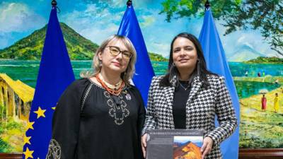 La subsecretaria hondureña de Política Exterior, Pamela Handal, recibió a la embajadora de Ucrania en Cuba, concurrente para Honduras, Iryna Kostiuk. Foto cortesía de Cancillería Honduras.