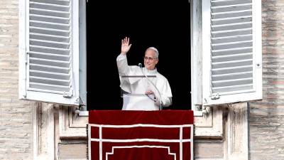 El papa León XIV dirige su oración del Ángelus desde la ventana de su oficina con vistas a la Plaza de San Pedro, Ciudad del Vaticano, 1 de enero de 2026.