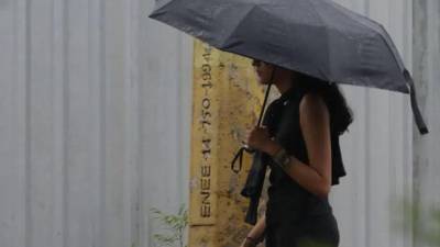Una vaguada en altura y los remanentes de una onda tropical seguirán afectando a gran parte del país. Imagen referencial de archivo La Prensa.