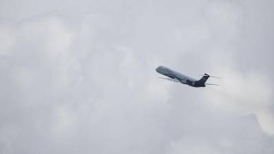 Fotografía de archivo de un avión volando en el Aeropuerto Internacional Simón Bolívar en Maiquetia (Venezuela). EFE/
