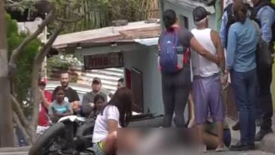 Familiares de las víctimas lloran desconsoladamente junto a los cadáveres.