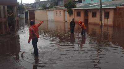 Personal de Copeco realiza labores de inspección y desagüe en un sector inundado del Distrito Central tras las fuertes precipitaciones. Fotografía de Copeco.