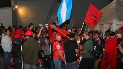 Simpatizantes del Partido Libertad y Refundación (Libre) participan en una manifestación frente al Centro Logístico Electoral de Honduras este miércoles, en Tegucigalpa. EFE/