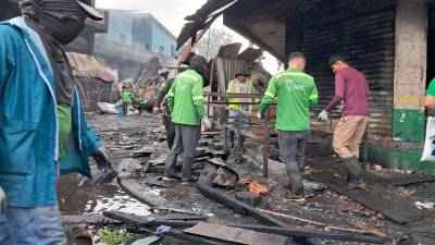 El incendio se propagó en negocios establecidos en un predio de unos 10.000 metros cuadrados, según la información preliminar.