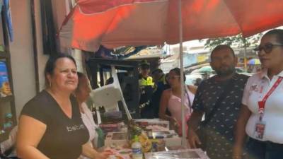 Esta imagen fue la más viral del viernes 8 de mayo y se registró enfrente del parque Las Mercedes de El Progreso, Yoro. Las dos protagonistas fueron una emprendedora y la juez municipal de esta ciudad.