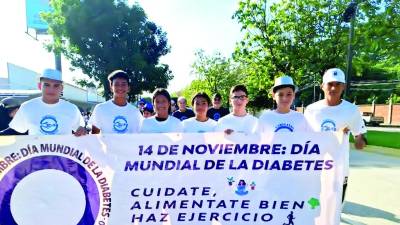 <b>Jóvenes participan en la marcha azul, organizada por la Asociación de Pacientes con Diabetes.</b>