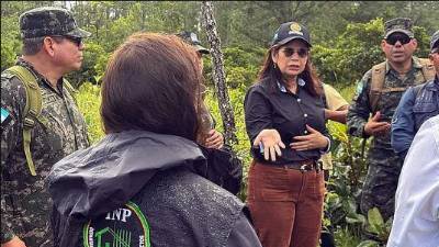 La ministra de Defensa, Rixi Moncada, en una visita a la zona de posible construcción de la cárcel.