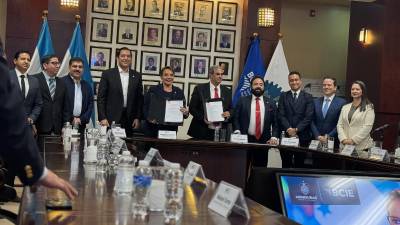 La presidenta firmó acompañada por ministros, representante del BCIE, el presidente del Congreso Nacional, de la CCIC y empresarios de la zona norte.