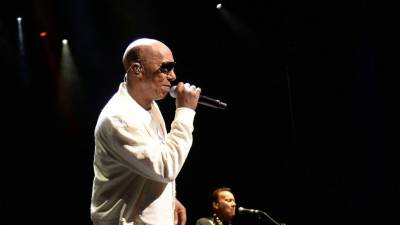 La historia de UB40 y su evolución estética en los escenarios es un reflejo fiel de su identidad musical: auténtica, sin artificios y profundamente conectada con sus raíces. A lo largo de más de cuatro décadas, la banda ha construido una imagen reconocible que prioriza la comodidad y la coherencia sobre las tendencias pasajeras. El grupo se presentará en Tegucigalpa, Honduras, este próximo 22 de abril. El evento tendrá lugar en el Nacional de Ingenieros Coliseum, como parte de su Big Love 2026 American Tour, siendo esta la primera presentación de la banda en el país.