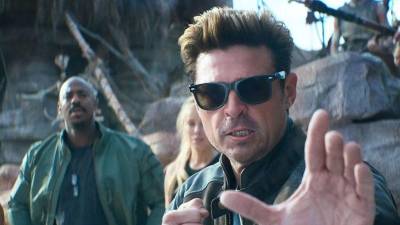 Karl Urban estaba listo para integrarse a “Mortal Kombat 2” gracias a una inesperada pausa durante el rodaje de “The Boys”. El actor neozelandés, reconocido por producciones como “El señor de los anillos”, “Star Trek”, “Dredd” y “The Boys”, se incorpora ahora al universo de “Mortal Kombat” para dar vida a Johnny Cage, uno de los personajes más emblemáticos de la franquicia.