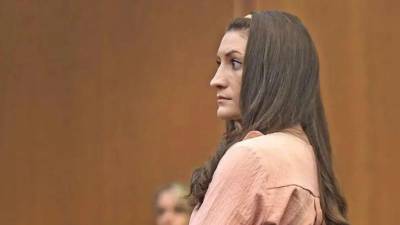 El juicio contra Lindsay Clancy, la mujer acusada de matar a sus tres hijos pequeños en Massachusetts en 2023, terminó este viernes en juicio nulo después de que el jurado no lograra alcanzar un veredicto unánime, por lo que el caso queda ahora en manos de la Fiscalía y la defensa, que deberán decidir si afrontan un nuevo juicio, negocian un acuerdo o ponen fin al proceso.