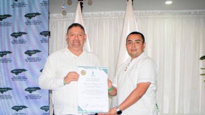 El ex alcalde abogado Marco Ramiro Lobo le hizo entrega de un reconocimiento a Jaime Francisco Carrillos Antúnez.