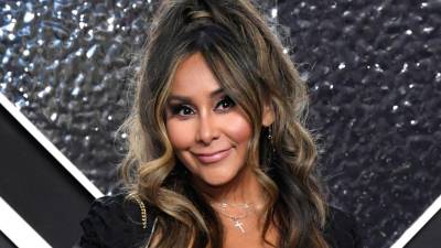 La figura televisiva Nicole “Snooki” Polizzi (38) reveló que fue diagnosticada con cáncer de cuello uterino en estadio 1, noticia que compartió públicamente tras recibir los resultados de una biopsia reciente. La estrella de telerrealidad explicó que el hallazgo se produjo luego de varios controles ginecológicos irregulares. “Tengo 38 años y he estado luchando con Papanicolaus anormales durante tres o cuatro años, y ahora mírenme”, expresó. “En vez de seguir posponiéndolo por miedo o dolor, fui y lo hice. Y allí estaba, el cáncer, pero en estadio 1 y es curable”.