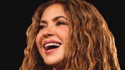 Shakira se ha consolidado como una de las artistas femeninas más influyentes del siglo XXI gracias a su capacidad de reinventarse, romper barreras culturales y proyectarse como un símbolo global de empoderamiento femenino. Su impacto trasciende la música y alcanza ámbitos como la moda, la filantropía y la representación de la mujer latina en escenarios internacionales.
