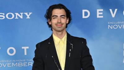 Joe Jonas volvió a abrir una ventana a una de las etapas más complejas de su vida al contar que comenzó a asistir a terapia después de la recepción que tuvo su primer álbum como solista. La confesión surgió durante el podcast familiar Hey Jonas!, donde conversó con sus hermanos Nick y Kevin sobre salud mental, expectativas y autoestima.