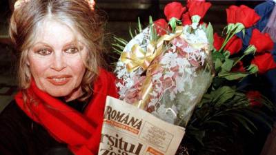 Foto de archivo de la actriz y activista francesa Brigitte Bardot, fallecida este 28 de diciembre de 2025 a los 91 años. En la imagen habla ante la prensa a su llegada a Rumanía el 4 de febrero de 1998.