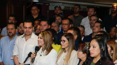 Diputados electos del Partido Nacional en reunión con dirigentes nacionalistas.