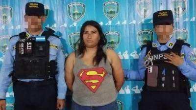 Momentos de la captura de la mujer de 25 años, señalada por su presunta participación en el delito de maltrato familiar.