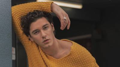 Los fanáticos de las historias de rivalidad y romance tienen un nuevo ídolo sobre el hielo. Belmont Cameli protagoniza Off Campus, la nueva serie dramática romántica de Prime Video.