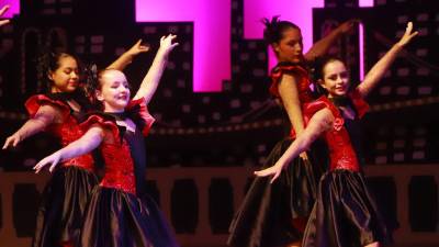 Bailarinas de la Academia de Bellas Artes cautivaron al público con sus coreografías.