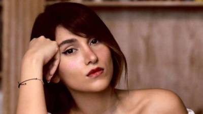 Un tribunal iraní condenó a la cantante Parastoo Ahmadi a 74 latigazos, además de imponerle una prohibición de dos años para salir del país y ejercer actividades artísticas, tras la difusión de un concierto en línea en el que apareció sin velo a finales de 2024.