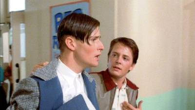 Una exmodelo presentó una demanda contra el actor de ‘Volver al futuro’ Crispin Glover, en la que alega que la mantuvo “cautiva”, la utilizó “para sexo y trabajo gratuito” y la agredió físicamente. Glover se hizo mundialmente famoso por interpretar a George McFly, padre de Marty,.