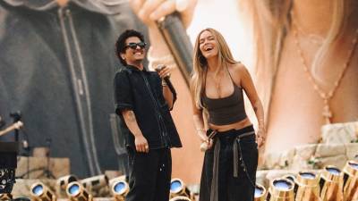 El artista estadounidense Bruno Mars ha vuelto a captar la atención de sus seguidores con el lanzamiento del videoclip oficial de «Dance With Me», tema perteneciente a su álbum The Romantic. La producción cuenta con la participación de la cantante colombiana Karol G y ha generado comentarios en redes sociales por la química entre ambos y el contexto que precedió al estreno.