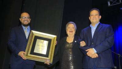 El Centro Cultural Sampedrano (CCS), en el marco del Día de la Mujer Hondureña, reconoció el aporte de mujeres ejemplares, solidarias y con un compromiso social pleno en su país. En la fotografía aparece una de las honradas de la gala, la señora Martha Abarca, tomada del brazo de su hijo John Steiner.
