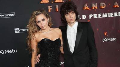Miley Cyrus tiene 33 años y Maxx Morando 27. La pareja asistió al estreno de Avatar: Fuego y Ceniza realizado el lunes.