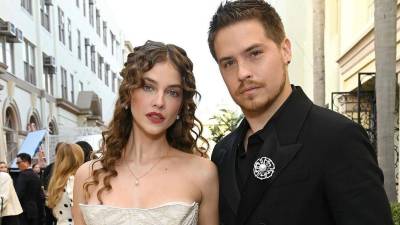 Dylan Sprouse ha llamado la atención en redes sociales por la forma en que demuestra públicamente el amor y la admiración que siente por su esposa, la supermodelo Barbara Palvin. Las imágenes del actor animándola durante su regreso a la pasarela de Victoria's Secret han generado numerosas reacciones, en las que los usuarios lo califican como el «esposo soñado».