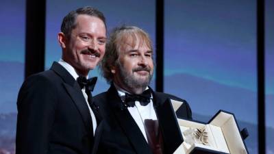 El director neozelandés Peter Jackson, acompañado por Elijah Wood, recordado por su papel de Frodo en la saga El señor de los anillos (The Lord of the Rings), protagonizó este martes la primera alfombra roja del 79 Festival de Cannes.