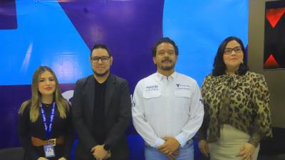 Denisse Ferrari, Juan Flores (organizador del evento y representante de Tedx), Juan Carlos Pineda y Roxana Espinal, integrantes de la mesa principal en el lanzamiento.