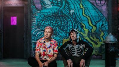 La historia detrás de todo Twenty One Pilots enmarca el tema de la salud mental dentro de una narrativa creada a través de sus videoclips y publicaciones en redes.