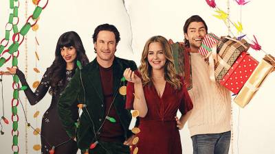 “A Merry Little Ex-Mas”: Se trata de una comedia romántica de Netflix que cuenta la historia de Kate (Alicia Silverstone), una mujer recién divorciada que organiza una última Navidad en su casa familiar antes de venderla, pero sus planes se desmoronan cuando su exmarido, Everett (Oliver Hudson), llega con su nueva novia, Tess (Jameela Jamil), desatando celos, malentendidos y situaciones caóticas, mientras Kate busca una forma de manejar la situación y quizás encontrar una segunda oportunidad, explorando el cierre de un ciclo y la familia. ¿Dónde verla? Netflix.