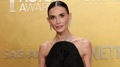 La reciente aparición de Demi Moore en la alfombra roja de los Actor Awards 2026 provocó una ola de comentarios y especulaciones sobre su estado físico. La actriz presentó una silueta visiblemente más delgada que en ocasiones anteriores, lo que despertó preocupación entre seguidores y observadores de la industria.