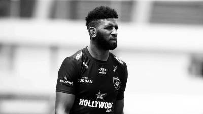 El mundo del deporte está en shock y de luto tras conocerse la trágica muerte de un jugador sudafricano de rugby, que ha sido encontrado sin vida en la ducha del hotel en el que se alojaba su equipo en Francia un día antes de un partido.