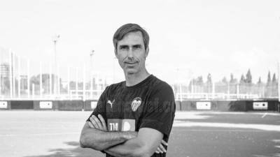 Fernando Martín Carreras, exfutbolista y entrenador del Valencia Femenino B, y tres de sus hijos permanecen desaparecidos tras un accidente marítimo en aguas de Indonesia.
