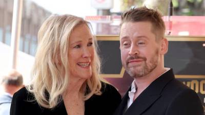 La muerte de Catherine O’Hara, ocurrida el 30 de enero de 2026, dejó un profundo vacío en la industria del entretenimiento y reavivó el recuerdo de una de las amistades más entrañables de Hollywood: la que mantuvo durante décadas con Macaulay Culkin, su hijo ficticio en las películas Solo en casa (1990) y Solo en casa 2 (1992).