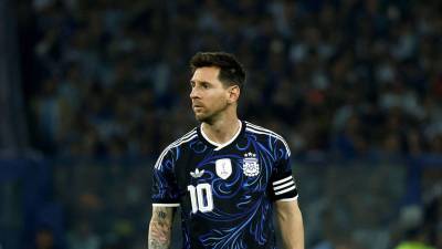 La selección argentina y Lionel Messi enfrentan una demanda tras presunto incumplimiento en amistosos internacionales.