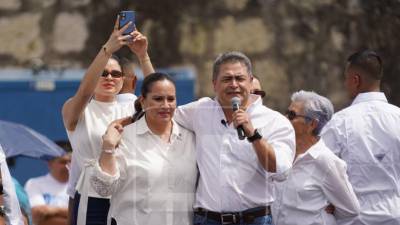 Con un mensaje cargado de referencias a su proceso judicial, agradecimientos a sus seguidores y una advertencia sobre el futuro político del país, el expresidente Juan Orlando Hernández (JOH) reapareció este domingo en el aeropuerto Toncontín, donde aseguró que, aunque su prioridad será su familia, no permanecerá en silencio si considera que Honduras vuelve a enfrentar un escenario de radicalismo.