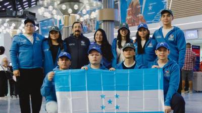 Estudiantes del Centro Técnico Hondureño Alemán junto al director Nicolás Ochoa y la coordinadora del programa de intercambio, Verlene Ferrera, en el aeropuerto Ramón Villeda Morales.
