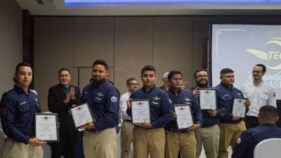 TECNAER gradúa a su primera promoción de técnicos aeronáuticos