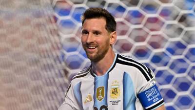 La victoria de Argentina sobre Argelia en el debut de la Albiceleste en el Mundial 2026 no solo dejó como protagonista a Lionel Messi por su espectacular actuación y su triplete de goles, sino que también generó una enorme polémica que rápidamente se volvió viral en las redes sociales.