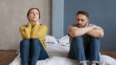 Los síntomas del TOC de amores son un conjunto de pensamientos obsesivos, malestar emocional intenso y conductas a realizar con el objetivo de aliviar momentáneamente la ansiedad, aunque a largo plazo la refuerzan.