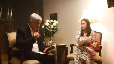 El Padre Fausto Leonardo y Darling Soriano durante la tertulia.