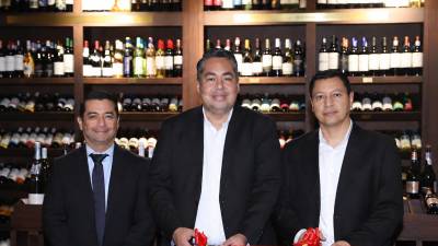 Autoridades de Casa del Ron e invitados especiales protagonizaron el corte de cinta inaugural, marcando oficialmente la apertura del nuevo showroom en City Plaza.