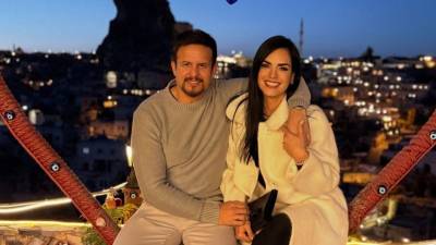 La actriz venezolana Scarlet Ortiz, reconocida por su trayectoria en telenovelas como Todo sobre Camila, Mis tres hermanas, Niña mimada, Mi vida eres tú y Yo soy Betty, la Fea, sorprendió a sus seguidores al anunciar su compromiso con el actor Yul Burkle, su pareja desde 1999.